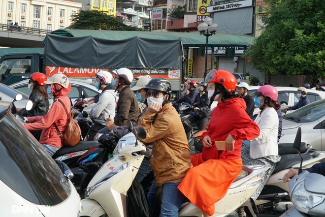 Ngã tư khổ sở tắc vẫn hoàn tắc sau ngày thông xe đường trên cao - 14 Ngã tư khổ sở tắc vẫn hoàn tắc sau ngày thông xe đường trên cao - 14