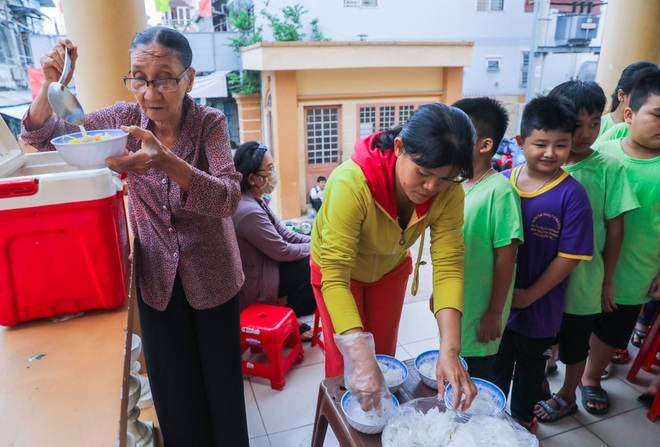 Bà giáo U80 ngày bán vé số, tối đứng lớp “gieo chữ” cho học sinh nghèo - 13