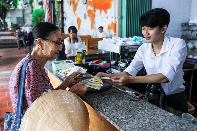 Bà giáo U80 ngày bán vé số, tối đứng lớp “gieo chữ” cho học sinh nghèo - 4