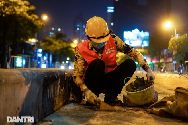 Xén dải phân cách đường Lê Văn Lương chuẩn bị đào hầm chui 700 tỷ đồng