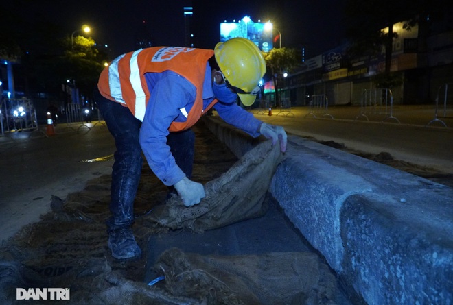 Xén dải phân cách đường Lê Văn Lương chuẩn bị đào hầm chui 700 tỷ đồng