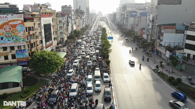 Cảnh giao thông đối lập ở đường Trường Chinh sau 3 năm - 19