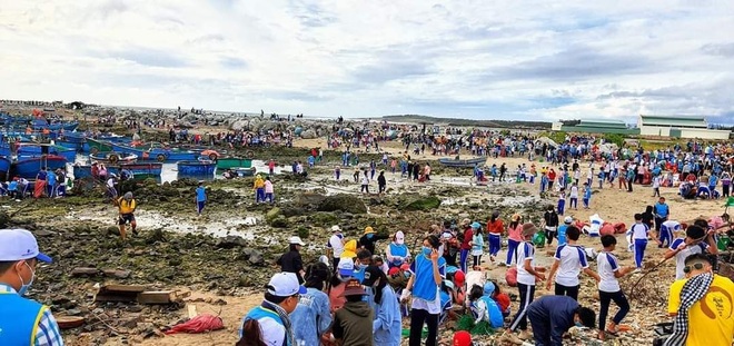 2.000 người cùng nhau làm sạch bãi biển Ninh Hải - 2 2.000 người cùng nhau làm sạch bãi biển Ninh Hải - 2