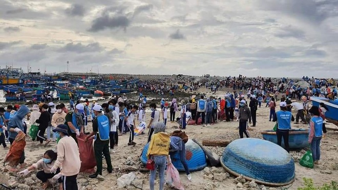 2.000 người cùng nhau làm sạch bãi biển Ninh Hải - 1