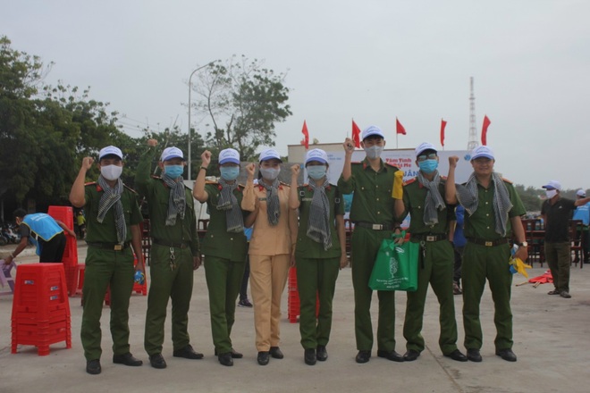 2.000 người cùng nhau làm sạch bãi biển Ninh Hải - 10 2.000 người cùng nhau làm sạch bãi biển Ninh Hải - 10