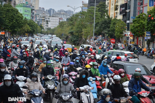Hàng vạn người chôn chân dưới giá lạnh 10 độ C tại Hà Nội - 11 Hàng vạn người chôn chân dưới giá lạnh 10 độ C tại Hà Nội - 11