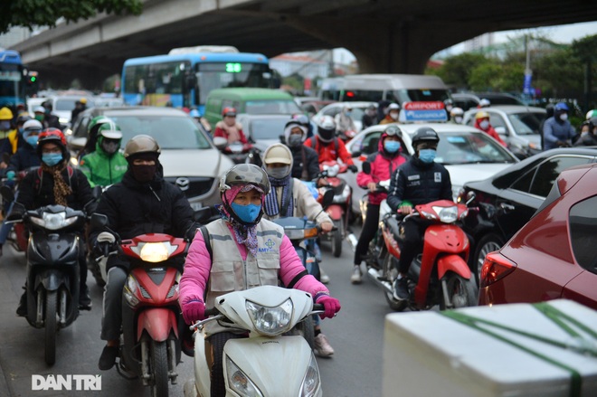 Hàng vạn người chôn chân dưới giá lạnh 10 độ C tại Hà Nội - 3 Hàng vạn người chôn chân dưới giá lạnh 10 độ C tại Hà Nội - 3