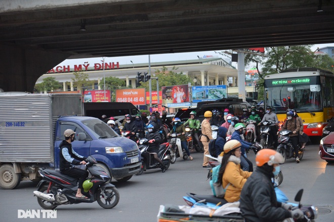Hàng vạn người chôn chân dưới giá lạnh 10 độ C tại Hà Nội - 6 Hàng vạn người chôn chân dưới giá lạnh 10 độ C tại Hà Nội - 6