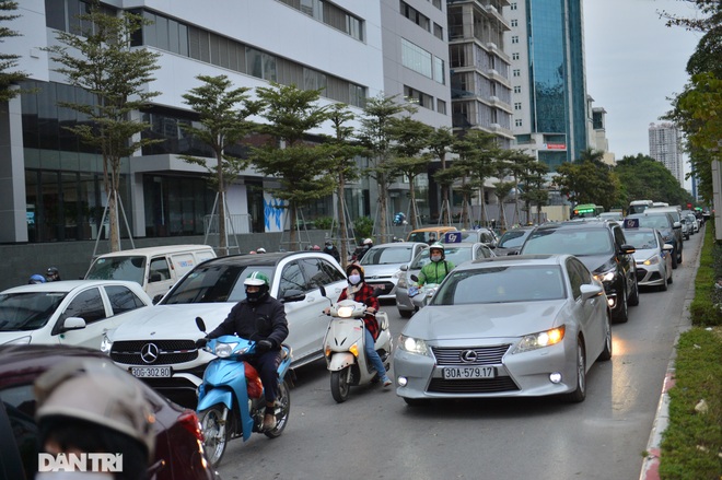 Hàng vạn người chôn chân dưới giá lạnh 10 độ C tại Hà Nội - 13 Hàng vạn người chôn chân dưới giá lạnh 10 độ C tại Hà Nội - 13