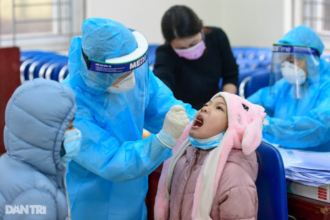 Lấy mẫu xét nghiệm Covid-19 cho 1.000 học sinh trường Tiểu học Xuân Phương - 13 Lấy mẫu xét nghiệm Covid-19 cho 1.000 học sinh trường Tiểu học Xuân Phương - 13