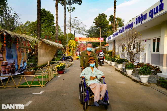 Đường hoa khoe sắc, nồi bánh chưng rực lửa trong bệnh viện - 2 Đường hoa khoe sắc, nồi bánh chưng rực lửa trong bệnh viện - 2
