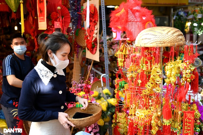 Nắng về rộn ràng sắc hoa khắp phố phường Hà Nội ngày 29 Tết - 12