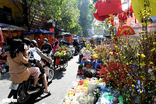 The sunshine came back and filled the streets of Hanoi on the 29th of Tet - 2