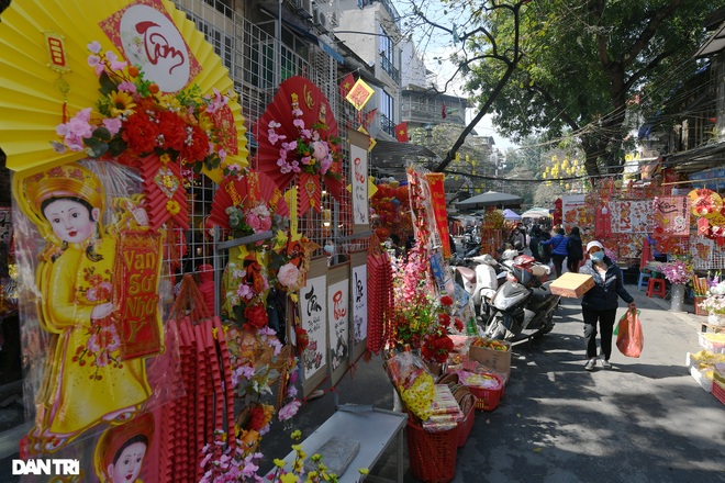 The sunshine came back and filled the streets of Hanoi on the 29th of Tet - November 11