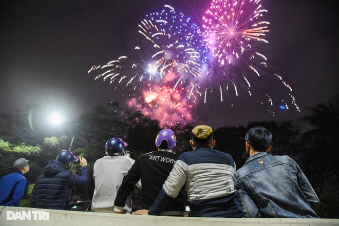 Watch the fireworks on the night of 30th Tet - a quiet New Year's Eve minute in Hanoi - 14