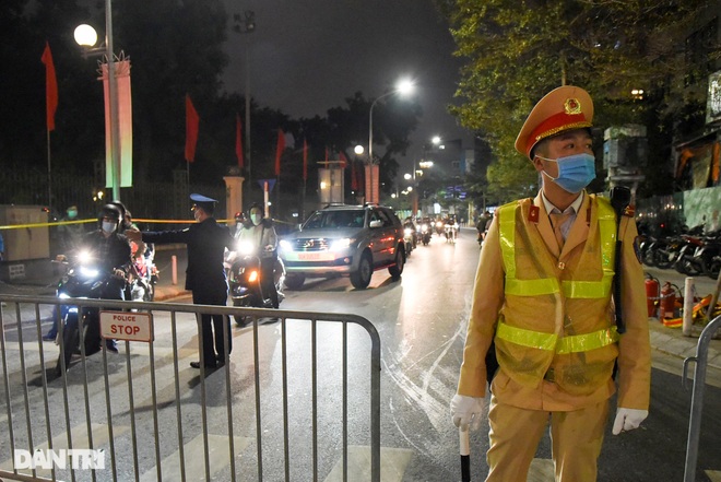 Watch the fireworks on the night of 30th Tet - a quiet New Year's Eve minute in Hanoi - 3