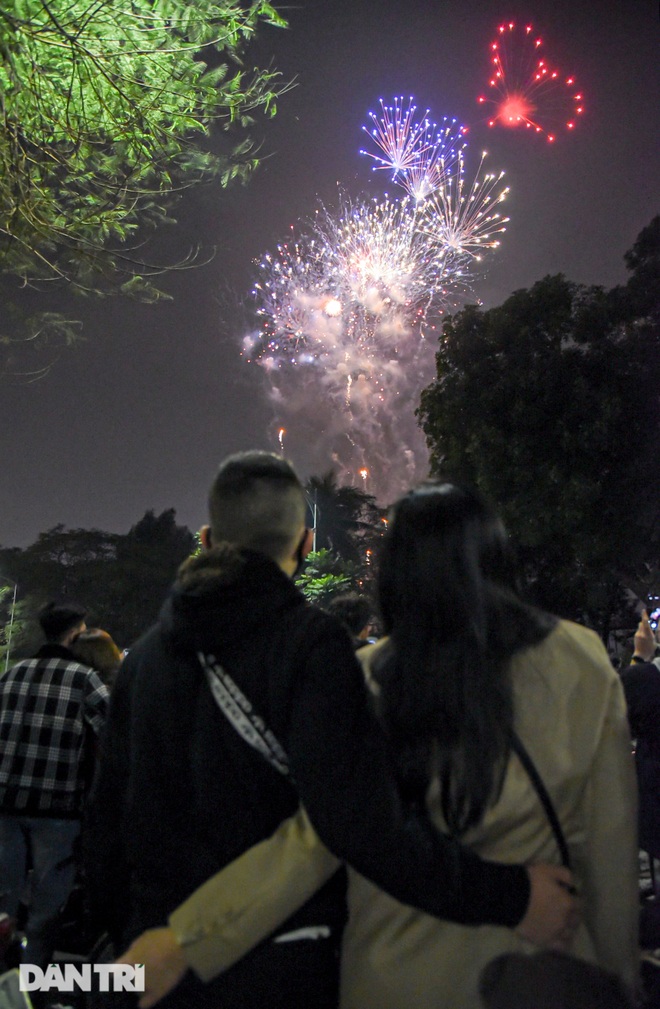 Watch the fireworks on the night of 30th Tet - a quiet New Year's Eve minute in Hanoi - 13