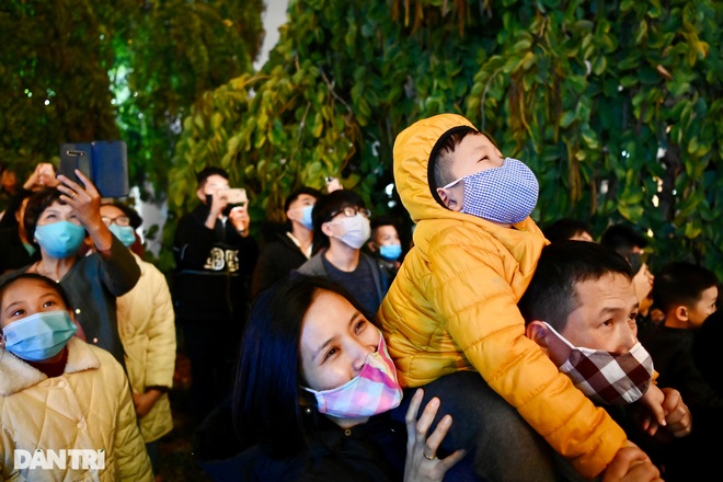 Watch the fireworks on the night of 30th Tet - a quiet New Year's Eve minute in Hanoi - 10 Watch the fireworks on the night of 30th Tet - a quiet New Year's Eve minute in Hanoi - 10