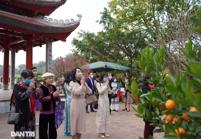 Người dân Hà Nội nô nức đi lễ đầu xuân Tân Sửu - 11 Người dân Hà Nội nô nức đi lễ đầu xuân Tân Sửu - 11