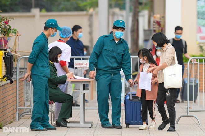 Toàn bộ người cách ly tại Tiểu học Xuân Phương được trở về nhà ăn Tết - 4 Toàn bộ người cách ly tại Tiểu học Xuân Phương được trở về nhà ăn Tết - 4