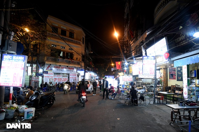 Công an Hà Nội kiểm tra xuyên đêm, yêu cầu hàng quán đóng cửa trước 0h - 2 Công an Hà Nội kiểm tra xuyên đêm, yêu cầu hàng quán đóng cửa trước 0h - 2