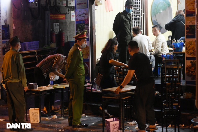 Công an Hà Nội kiểm tra xuyên đêm, yêu cầu hàng quán đóng cửa trước 0h - 13 Công an Hà Nội kiểm tra xuyên đêm, yêu cầu hàng quán đóng cửa trước 0h - 13