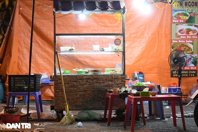 Công an Hà Nội kiểm tra xuyên đêm, yêu cầu hàng quán đóng cửa trước 0h - 6 Công an Hà Nội kiểm tra xuyên đêm, yêu cầu hàng quán đóng cửa trước 0h - 6