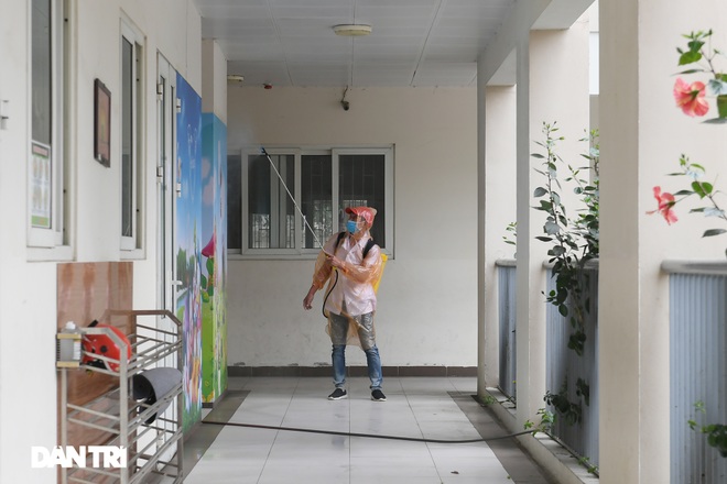 Các trường ở Hà Nội dọn dẹp vệ sinh, sẵn sàng đón học sinh đi học trở lại - 2