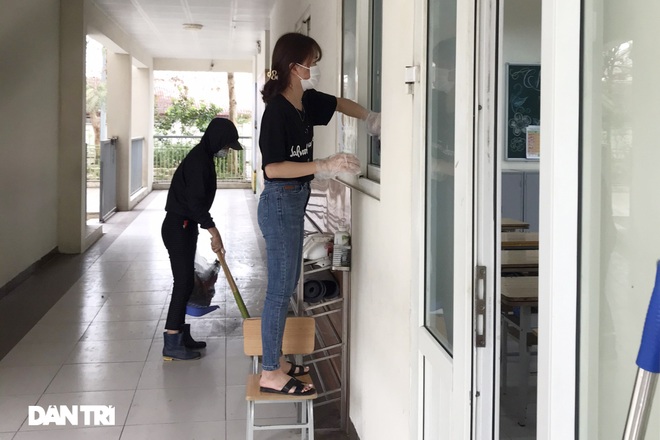 Các trường ở Hà Nội dọn dẹp vệ sinh, sẵn sàng đón học sinh đi học trở lại - 8