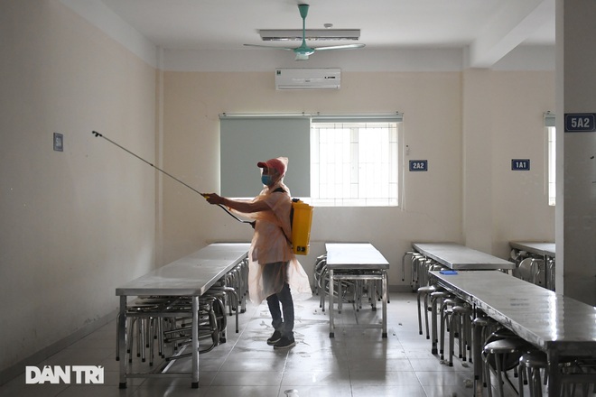 Các trường ở Hà Nội dọn dẹp vệ sinh, sẵn sàng đón học sinh đi học trở lại - 5