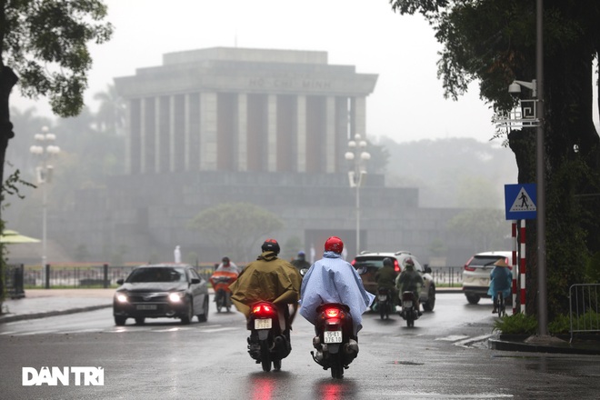 Những tòa nhà chọc trời ở Hà Nội biến mất trong làn sương dày đặc - 6 Những tòa nhà chọc trời ở Hà Nội biến mất trong làn sương dày đặc - 6