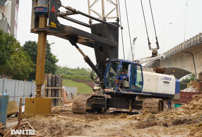 Công trường xây dựng cầu Vĩnh Tuy 2 vượt sông Hồng hơn 2.500 tỷ ở Hà Nội - 14