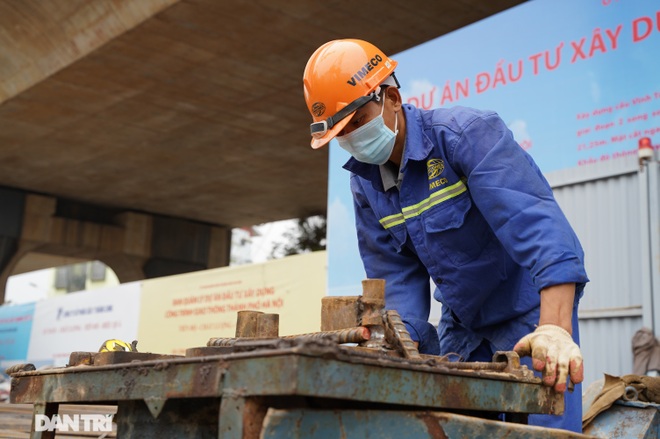 Công trường xây dựng cầu Vĩnh Tuy 2 vượt sông Hồng hơn 2.500 tỷ ở Hà Nội - 6