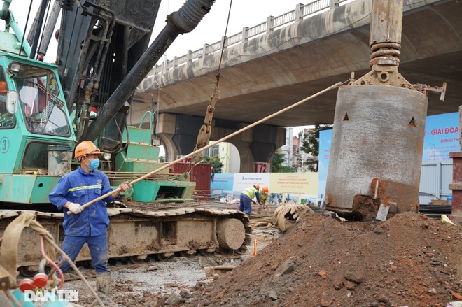 Công trường xây dựng cầu Vĩnh Tuy 2 vượt sông Hồng hơn 2.500 tỷ ở Hà Nội - 9