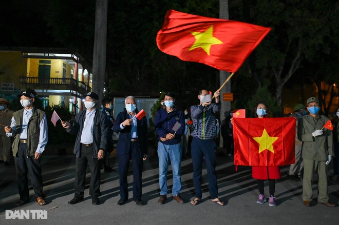 Cờ hoa rực rỡ, người dân vỡ òa cảm xúc khi TP Chí Linh được gỡ phong tỏa - 14 Cờ hoa rực rỡ, người dân vỡ òa cảm xúc khi TP Chí Linh được gỡ phong tỏa - 14