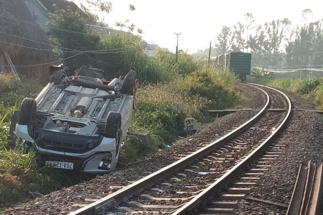 Vụ tàu hỏa tông ô tô làm 3 người thương vong: Khởi tố 2 nhân viên đường sắt - 1
