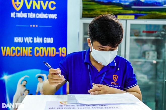 Giấc mơ đẹp của nữ bác sĩ được tiêm vắc xin ngừa Covid-19 đầu tiên - 23 Giấc mơ đẹp của nữ bác sĩ được tiêm vắc xin ngừa Covid-19 đầu tiên - 23