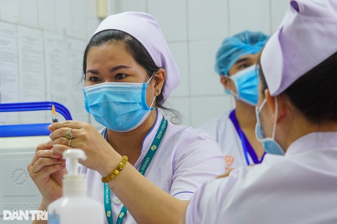 Giấc mơ đẹp của nữ bác sĩ được tiêm vắc xin ngừa Covid-19 đầu tiên - 24 Giấc mơ đẹp của nữ bác sĩ được tiêm vắc xin ngừa Covid-19 đầu tiên - 24