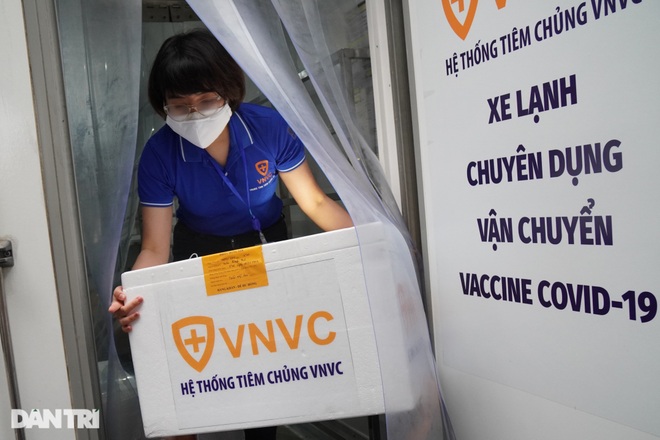 Cận cảnh những mũi tiêm vắc xin phòng dịch Covid-19 đầu tiên tại Việt Nam - 10 Cận cảnh những mũi tiêm vắc xin phòng dịch Covid-19 đầu tiên tại Việt Nam - 10