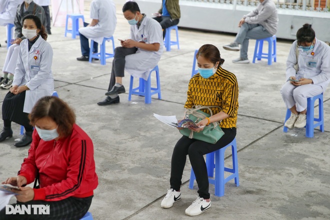 Cận cảnh những mũi tiêm vắc xin phòng dịch Covid-19 đầu tiên tại Việt Nam - 15 Cận cảnh những mũi tiêm vắc xin phòng dịch Covid-19 đầu tiên tại Việt Nam - 15