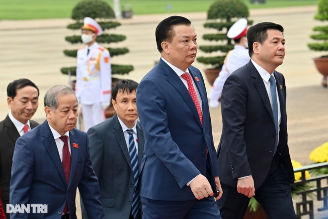 Đoàn đại biểu Quốc hội vào Lăng viếng Chủ tịch Hồ Chí Minh - 10