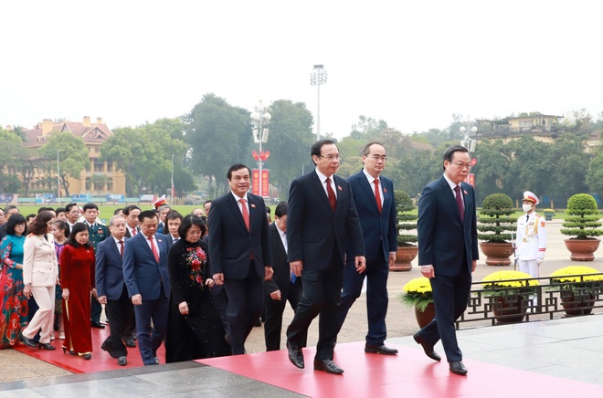 Đoàn đại biểu Quốc hội vào Lăng viếng Chủ tịch Hồ Chí Minh - 9