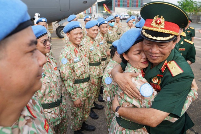 Xúc động giờ phút chia tay chiến sĩ mũ nồi xanh lên đường sang Nam Sudan - 10 Xúc động giờ phút chia tay chiến sĩ mũ nồi xanh lên đường sang Nam Sudan - 10