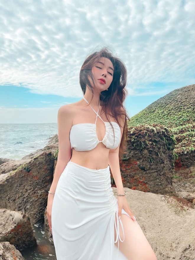 So vòng eo thon của các nữ sinh 2K nổi tiếng, ai là người đẹp nhất? - 7 So vòng eo thon của các nữ sinh 2K nổi tiếng, ai là người đẹp nhất? - 7