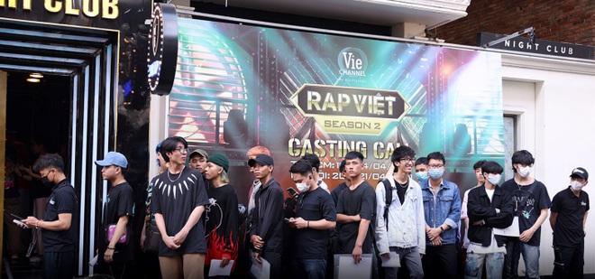 Thí sinh xếp hàng dài cả con phố để casting Rap Việt mùa 2 - 4 Thí sinh xếp hàng dài cả con phố để casting Rap Việt mùa 2 - 4