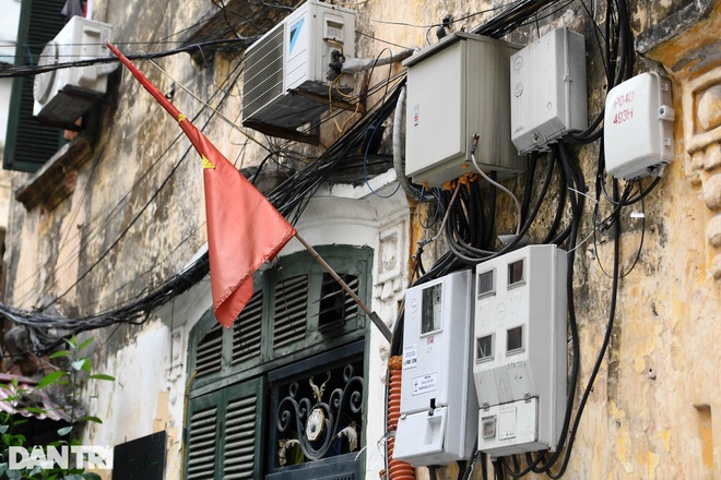 Biệt thự cổ trên đất vàng Hà Nội xuống cấp, bỏ hoang, dùng làm bãi trông xe - 16 Biệt thự cổ trên đất vàng Hà Nội xuống cấp, bỏ hoang, dùng làm bãi trông xe - 16