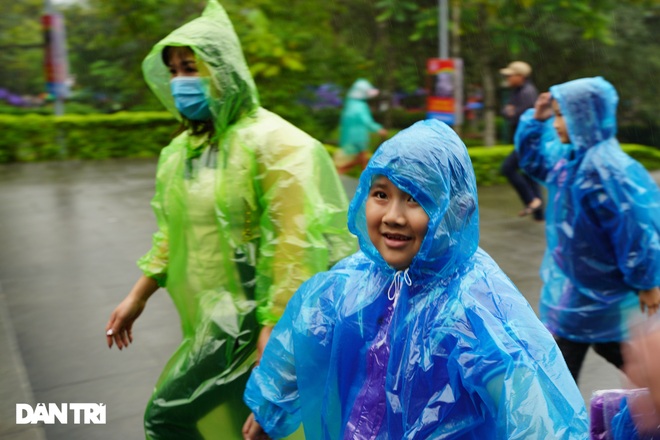 Hàng nghìn du khách đội mưa đi lễ đền Hùng dù chưa tới ngày khai hội - 5