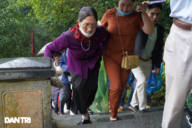 Thousands of visitors in the rain team went to Hung Temple even though it wasn't the festival day yet - 6