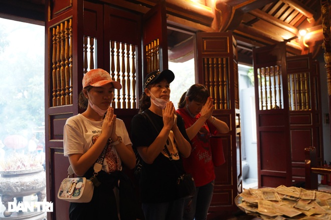 Thousands of visitors in the rain team went to Hung Temple even though it wasn't the festival day yet - 8