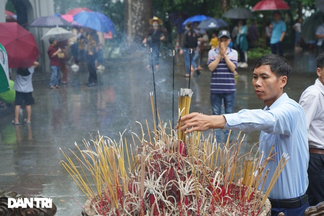 Thousands of visitors in the rain team went to Hung Temple even though it wasn't the festival day - 9